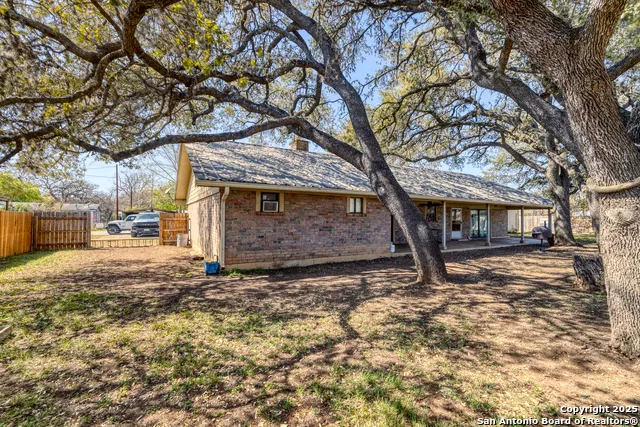 36 Pecan Dr Leakey, TX 78873